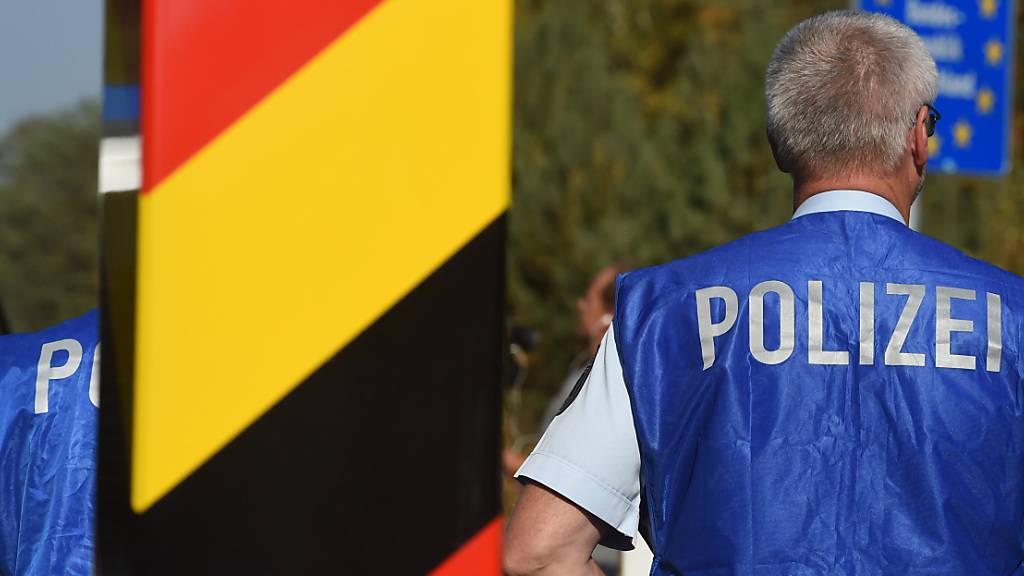 ARCHIV - Bundespolizisten stehen am Grenzübergang Hintersee. Die länderübergreifende Verfolgung von Verkehrsverstößen nahm in der EU eine weitere Hürde genommen. Foto: Stefan Sauer/dpa