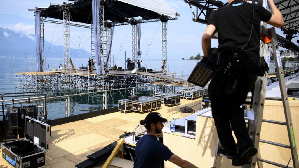 Die Seebühne «Scène du Lac» für das Montreux Jazz Festival nimmt Gestalt an. Seit Montag ist auch klar, mit welchen Schutzmassnahmen diese erste Grossveranstaltung in der Waadt in Zeiten der Pandemie über die Bühne geht.