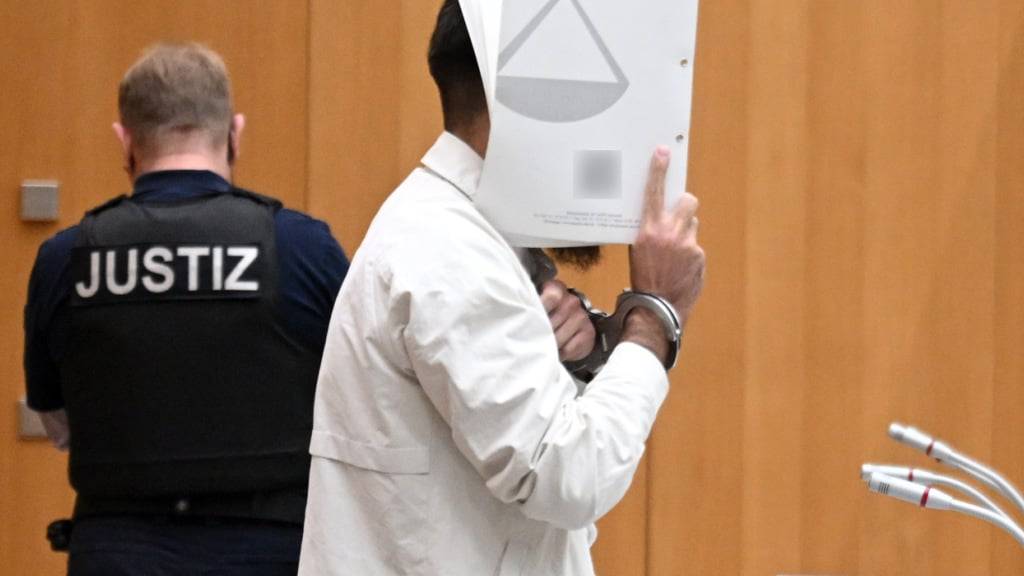 ARCHIV - Sulaiman A., Angeklagter, steht im Gerichtssaal. Der Afghane A. hatte am 31. Mai 2024 auf dem Marktplatz in Mannheim fünf Teilnehmer einer Kundgebung der islamkritischen Bewegung Pax Europa sowie einen Polizisten mit einem Messer verletzt. Der 29 Jahre alte Polizist Rouven Laur erlag später seinen Verletzungen. Foto: Marijan Murat/dpa