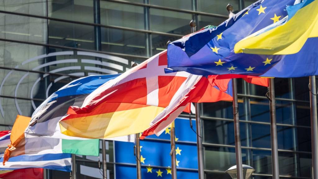ARCHIV - Die Flaggen der europäischen Mitgliedsstaaten wehen vor dem Gebäude des Europäischen Parlaments in Brüssel. Foto: Thomas Banneyer/dpa/Symbolbild