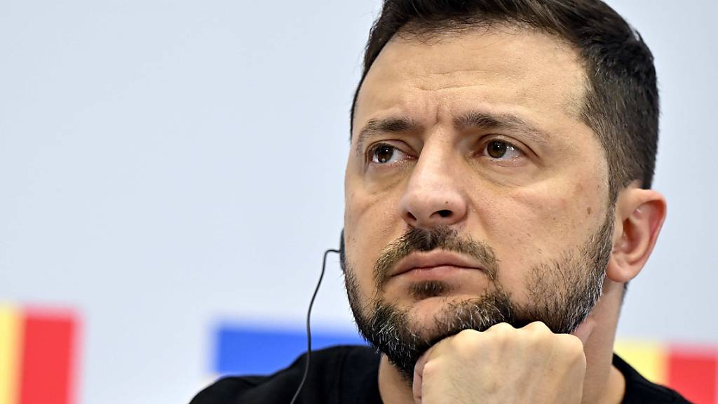 Ukraines Präsident Wolodymyr Selenskyj bei einer Pressekonferenz in Brüssel. Foto: Eric Lalmand/Belga/dpa