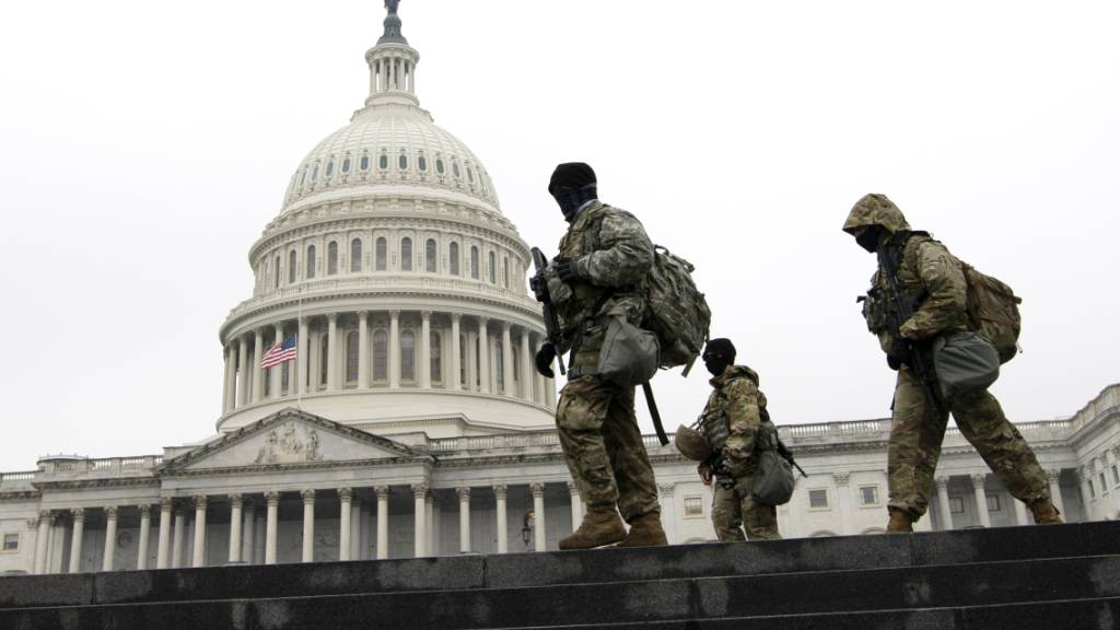 Mitglieder der Nationalgarde patrouillieren vor dem Kapitol in Washington. Foto: Jose Luis Magana/FR159526 AP/dpa