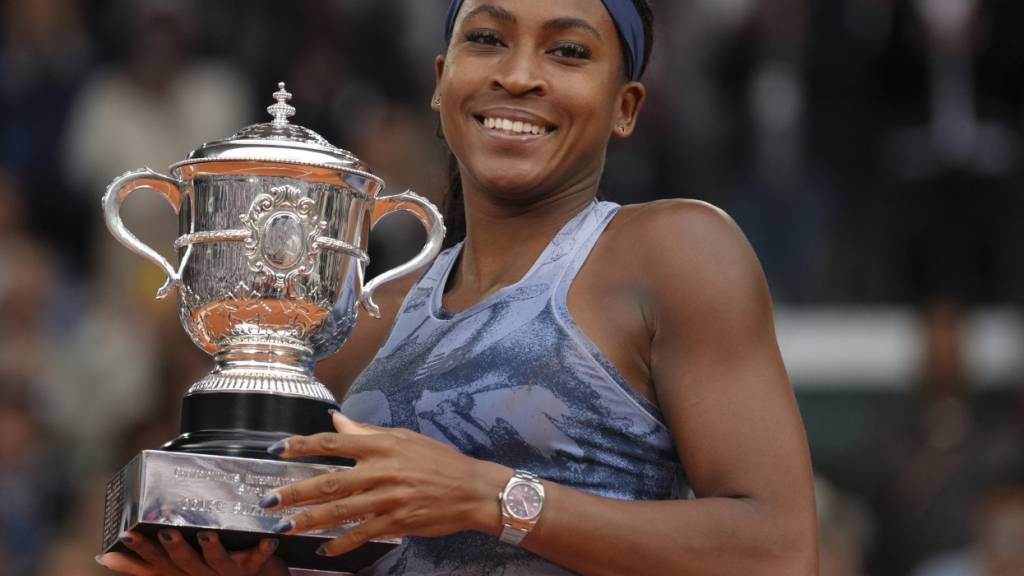Coco Gauff präsentiert ihren neuesten Pokal