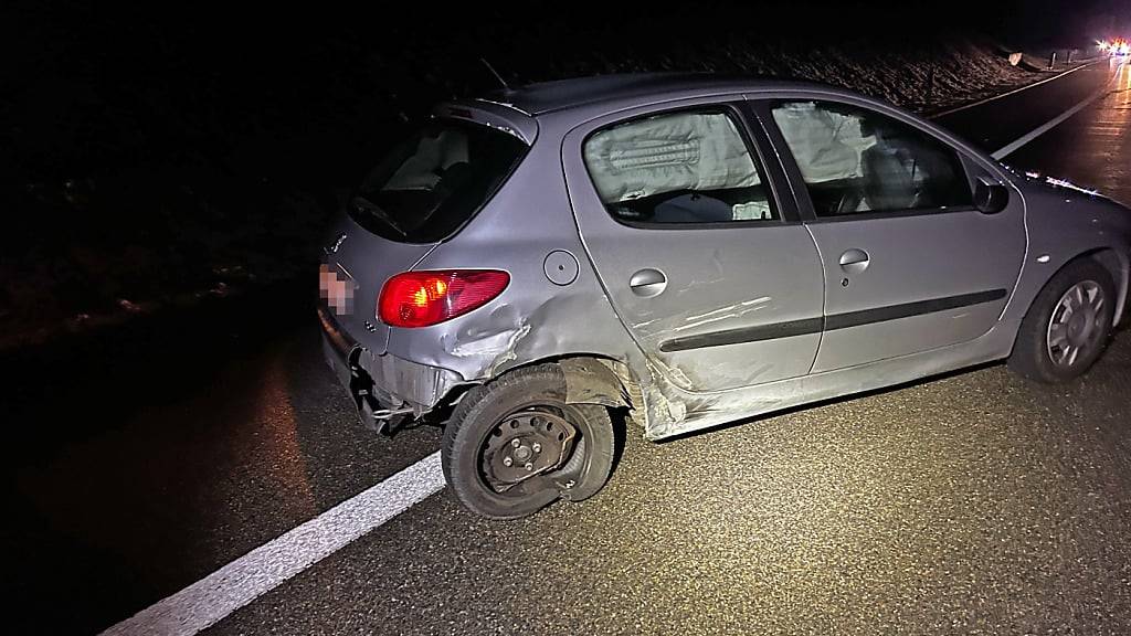 Ein Falschfahrer ist in Attikon TG seitlich in ein Auto geprallt.