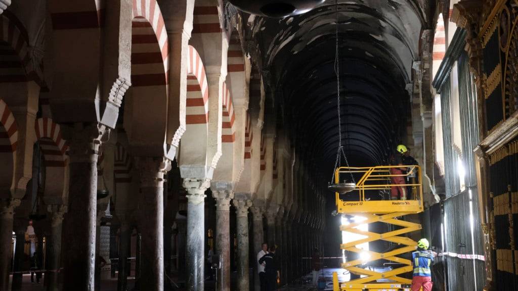 Das Innere der Moschee-Kathedrale von Córdoba nach einem Brand. Foto: Madero Cubero/EUROPA PRESS/dpa