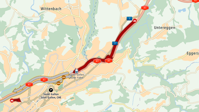 Kollision zwischen Töff und Auto auf Stadtautobahn