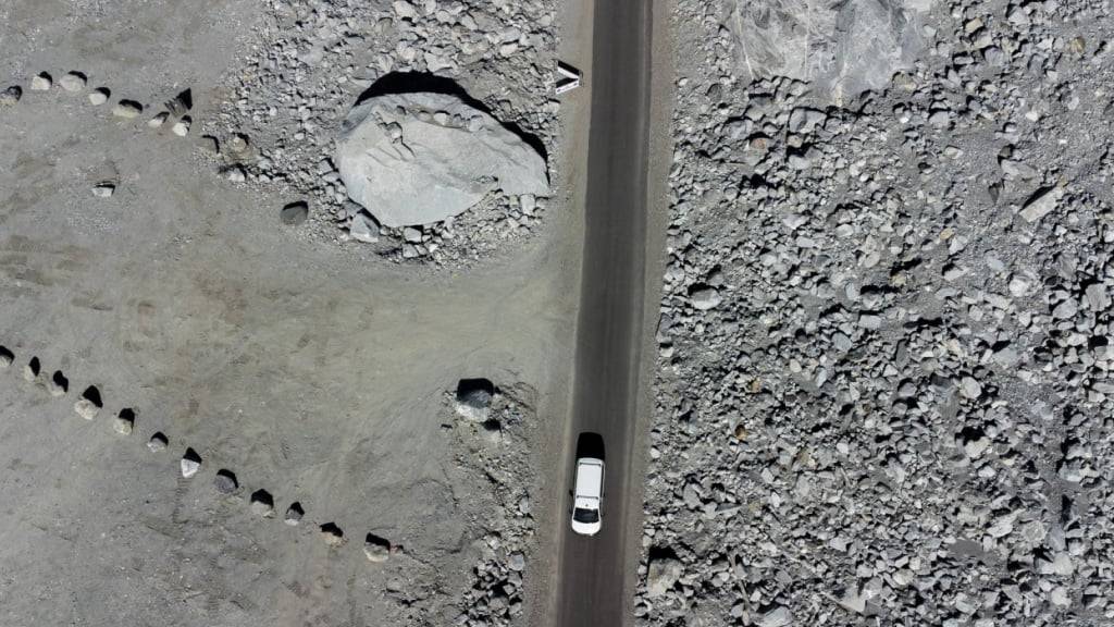 Die Tessiner Regierung hat am Donnerstag über den Wiederaufbau des Maggia- und Bavonatals informiert. Die Strasse im Bavonatal (im Bild) wurde beim Unwetter im Juni 2024 stark beschädigt. (Archivbild)