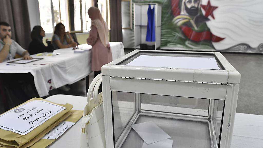 Eine Wahlurne steht in einem Wahllokal während der Präsidentschaftswahlen in Algier, Algerien. Foto: Fateh Guidoum/AP/dpa