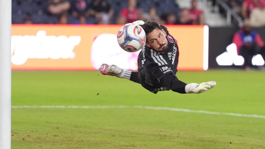 Roman Bürki muss sich beim Cupsieg seines Teams St. Louis City nach einem Zusammenprall auswechseln lassen