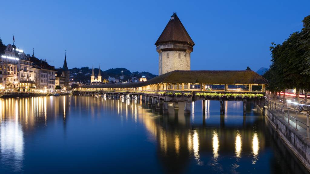 Nahe der Kapellbrücke in Luzern rettete die Polizei am frühen Sonntagmorgen einen Mann aus der Reuss. (Archivbild)
