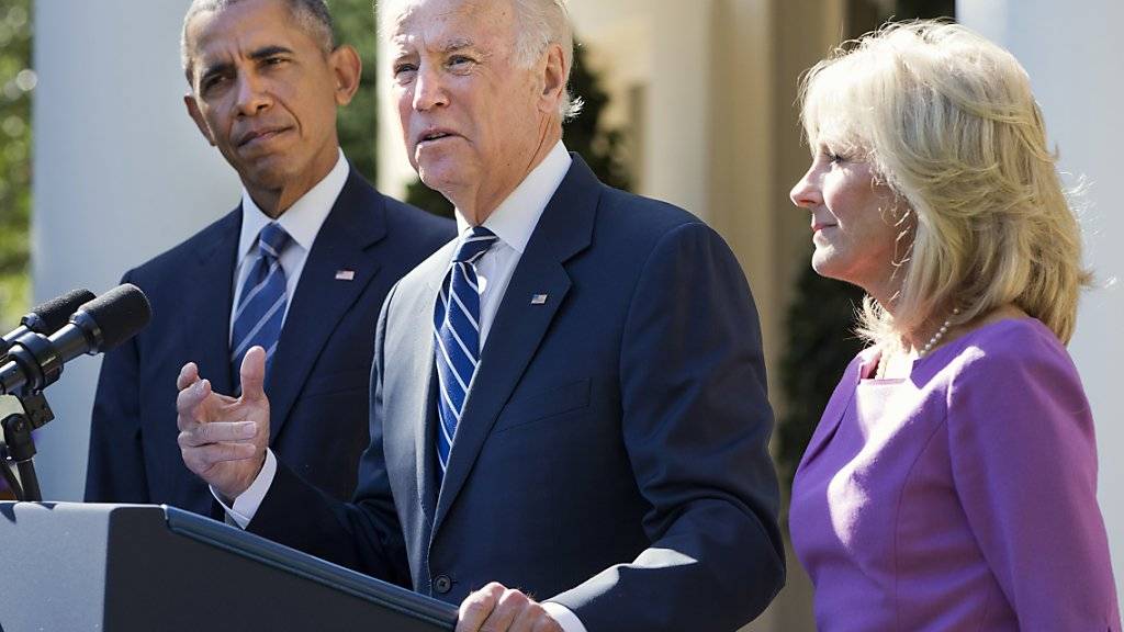 Joe Biden während seiner Erklärung im Rosengarten, umrahmt von seiner Ehefrau Jill Biden und US-Präsident Barack Obama