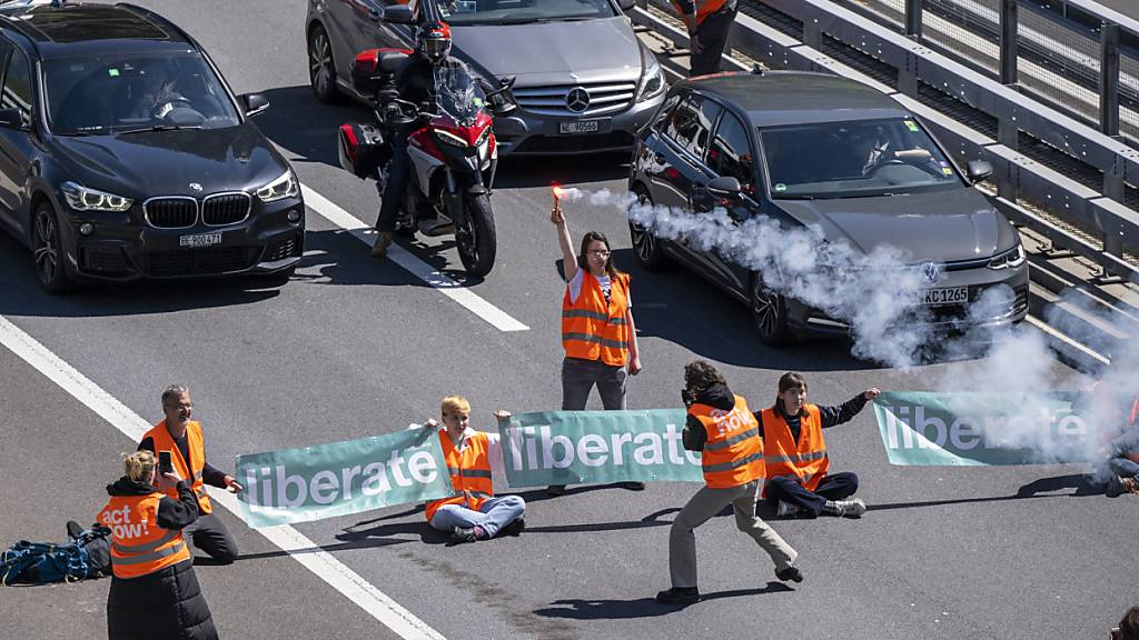 Klimaaktivisten mit kurzer Blockadeaktion im Gotthard-Stau