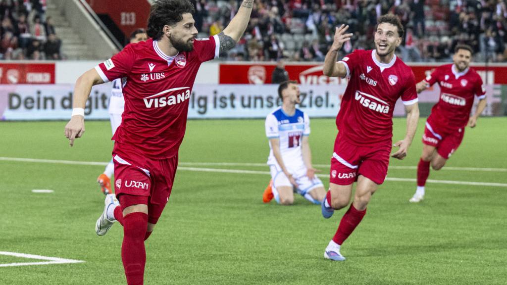 Torschütze Kastriot Imeri (links) und Assistgeber Valmir Matoshi jubeln über das 1:0 der Thuner gegen Luzern