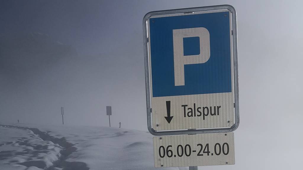 Angepasste Regelung: Die Tafel auf der Klausenpassstrasse gibt an, in welchem Bereich während der Wintersperre parkiert werden kann.