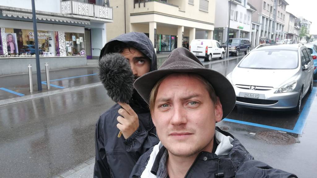 Unsere Redaktoren Dario und Sandro geniessen den Regen.