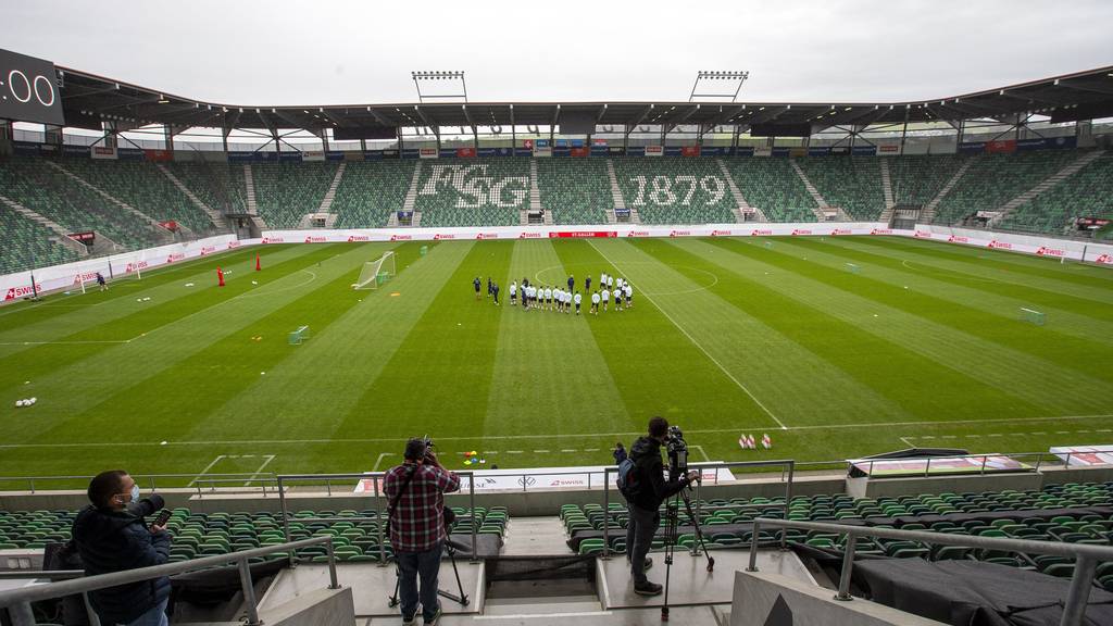 Der Regierungsrat sieht derzeit keinen Grund, den FC St. Gallen wieder vor leeren Rängen spielen zu lassen. (Archivbild)
