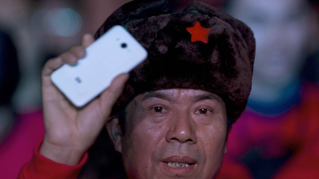 Litauen wirft dem Smartphone-Hersteller Xiaomi und anderen chinesischen Handy-Produzenten vor, Inhalte zu zensurieren. Im Bild ein Xiaomi-Fan in Peking. (Archivbild)