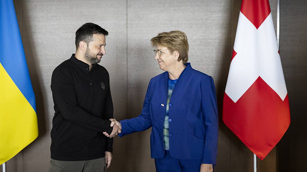 Ukraines Präsident Wolodymyr Selenskyj ist am Samstagmittag von Bundespräsidentin Viola Amherd im Luxusresort über dem Vierwaldstättersee begrüsst worden.