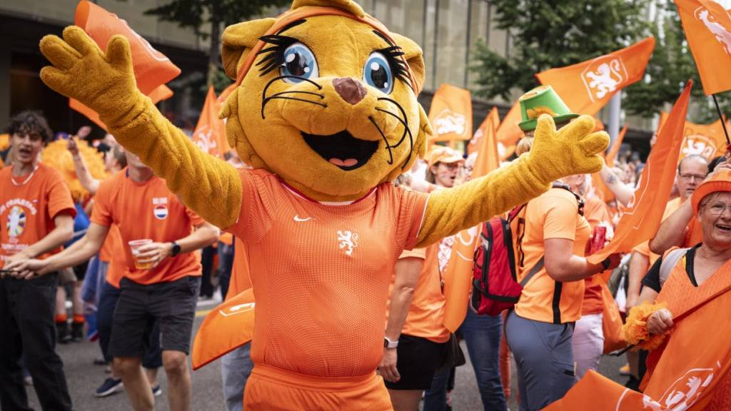 Tausende Holland-Fans zogen vor dem EM-Spiel der Niederländerinnen gegen die Engländerinnen zum Letzigrund-Stadion.