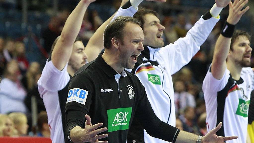 Dagur Sigurdsson (vorne) und die deutschen Spieler zelebrieren den EM-Titel