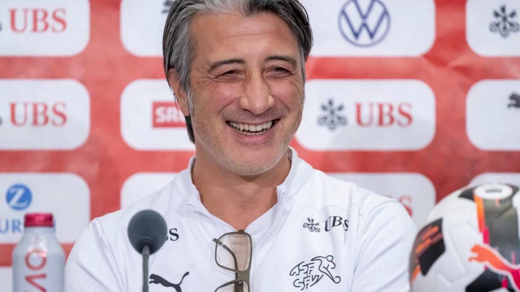 Gute Laune bei Nationaltrainer Murat Yakin an der Pressekonferenz vor dem Heimspiel gegen Slowenien