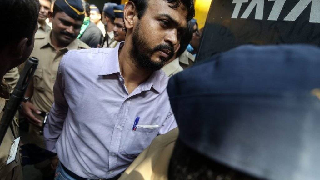 Einer der Angeklagten auf dem Weg zum Gericht in Mumbai. Fünf  Männer wurden zum Tode verurteilt.