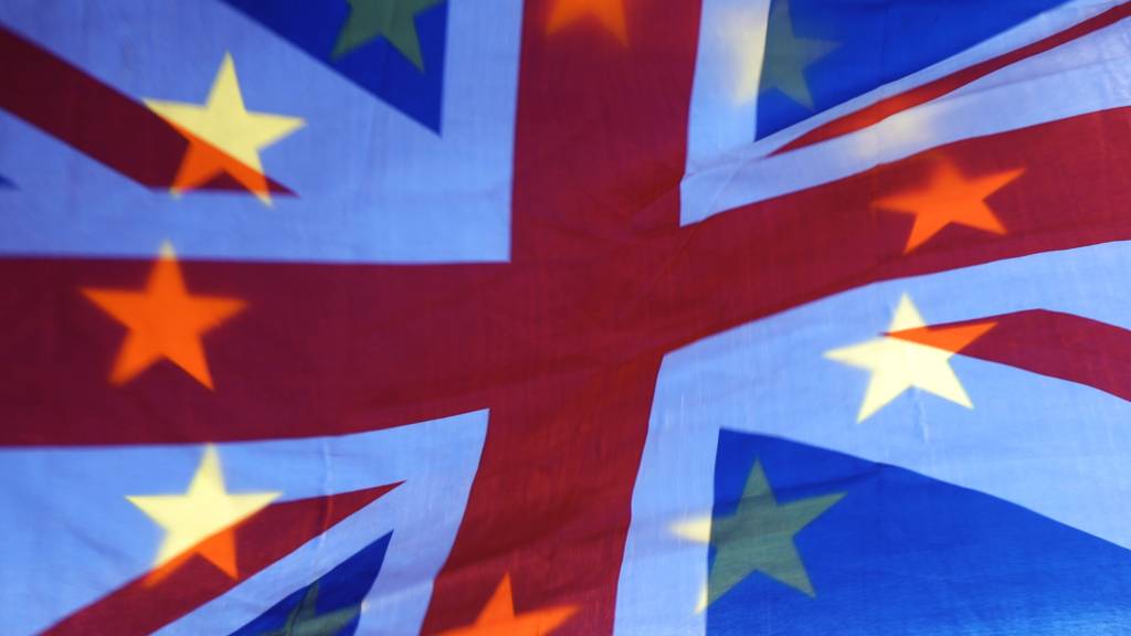 Die Sterne einer EU-Fahne scheinen durch einen Union Jack, die Fahne des Vereinigten Königreichs, Fahne hindurch. Foto: Yui Mok/PA Wire/dpa