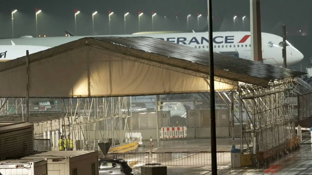 Als es in einer Air-France-Maschine plötzlich verbrannt riecht, entscheidet sich die Crew für eine Landung in Bayern. (Archivbild)
