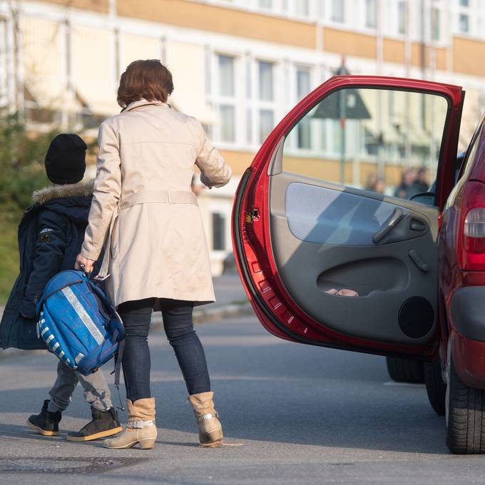 Weshalb Eltern ihr Kind nicht zur Schule fahren sollten