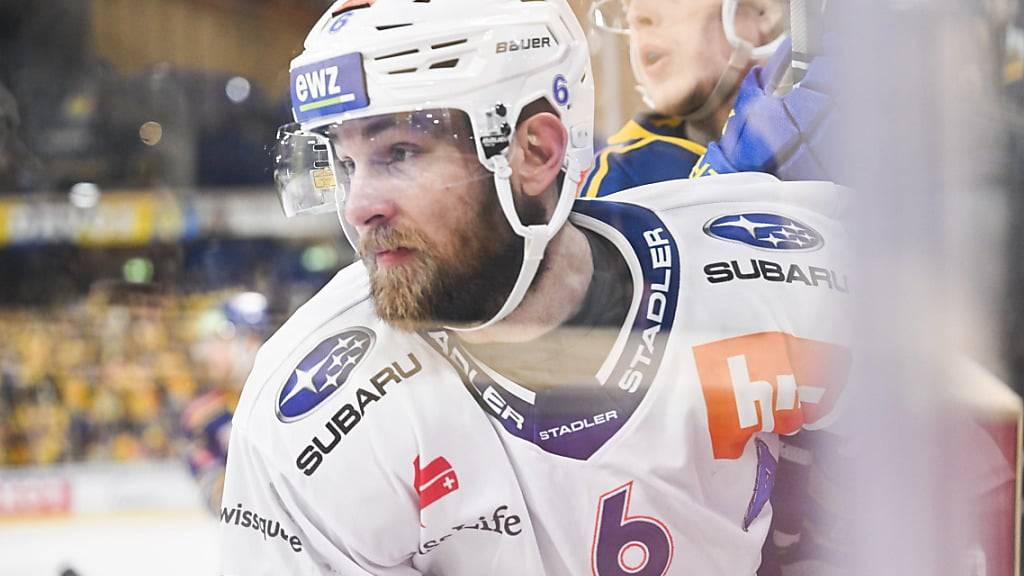 Verteidiger Yannick Weber (vorne) steigt mit den ZSC Lions aus der Pole-Position in die Playoffs