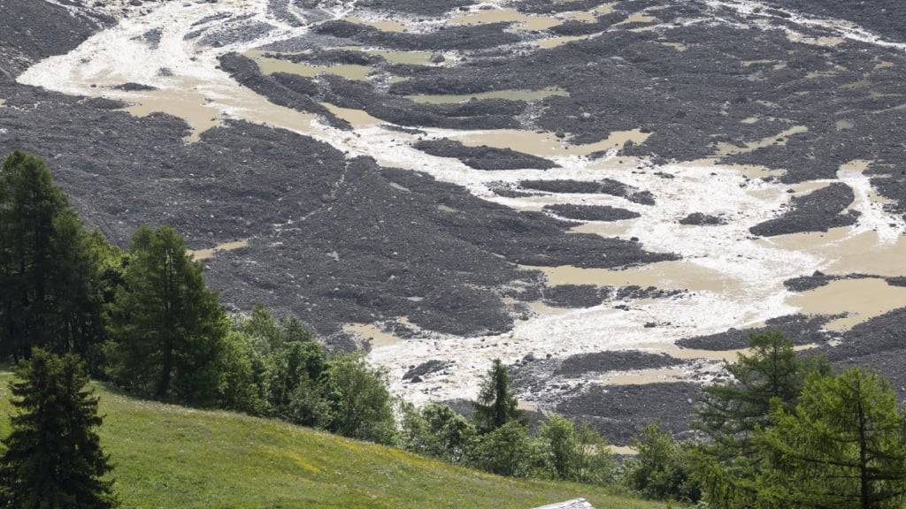 Die Gefahr im Bergsturzgebiet im Walliser Lötschental bleibt laut den Walliser Behörden auch am Sonntag «sehr hoch».