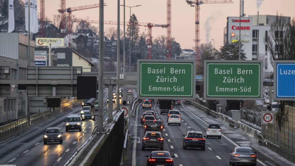 Dichter Verkehr auf der Autobahn A2 zwischen Kriens und Luzern. Der Abschnitt soll dereinst teilweise überdacht werden, um getrennte Stadtteile miteinander zu verbinden. (Archivbild)
