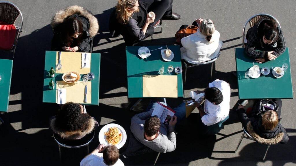 Besonders locker sitzt das Portemonnaie bei Ausgaben für Freizeit und für Restaurantbesuche. Dies, obwohl in unsicheren Zeiten häufig in diesen beiden Bereichen zuerst gespart wird. (Archivbild)