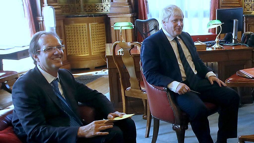 Premierminister Boris Johnson (r) und sein wichtigster Privatsekretär, Martin Reynolds, sitzen zusammen.