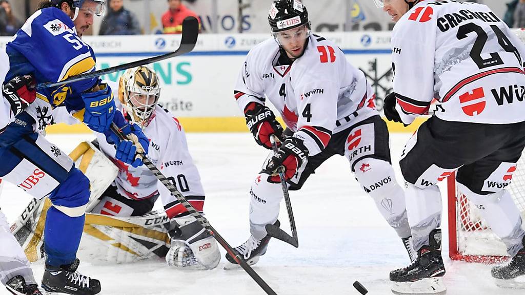 Kodie Curran (mit Nummer 4) am Spengler Cup 2018 mit dem Team Canada im Einsatz