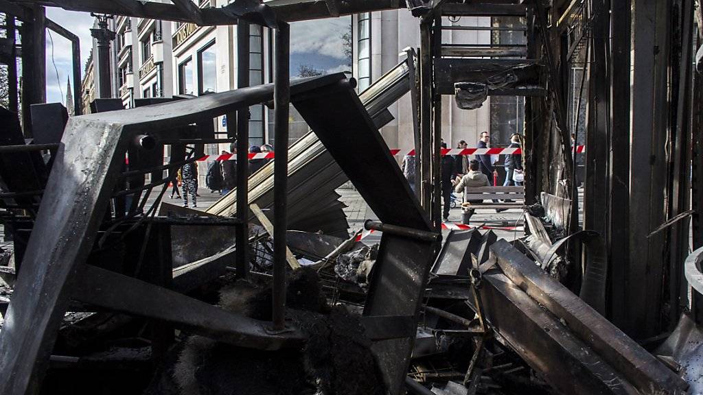 Bei den «Gelbwesten»-Protesten wurde die Terrasse des Promi-Restaurants Fouquet's an der Prachtstrasse Champs-Élysées in Brand gesteckt. (Archivbild)