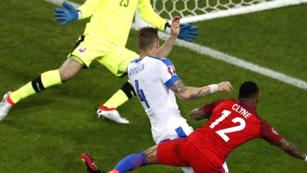 Unter Druck: Slowakeis Goalie Matus Kozacik wehrt sich gegen Englands Nathaniel Clyne