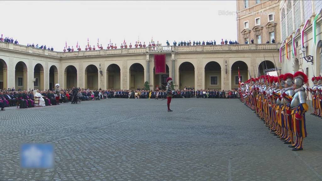 Public Viewing in Erstfeld zur Vereidigung neuer Schweizergardisten