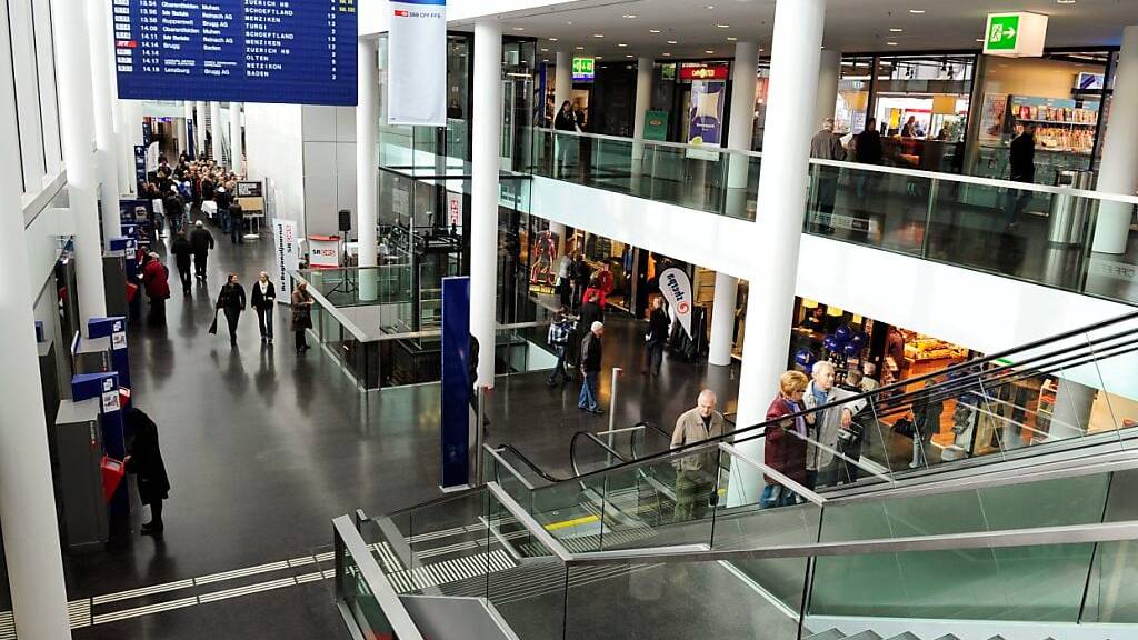 Am Bahnhof Aarau führte die Polizei am Freitag eine mehrstündige Personenkontrolle durch. (Archivbild)