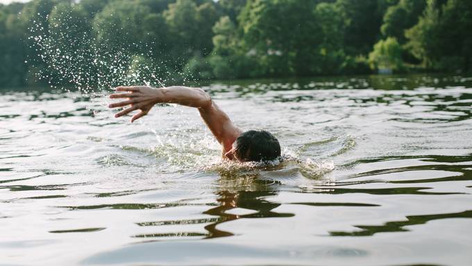 In weniger als fünf Stunden: 14-Jähriger durchschwimmt Bodensee