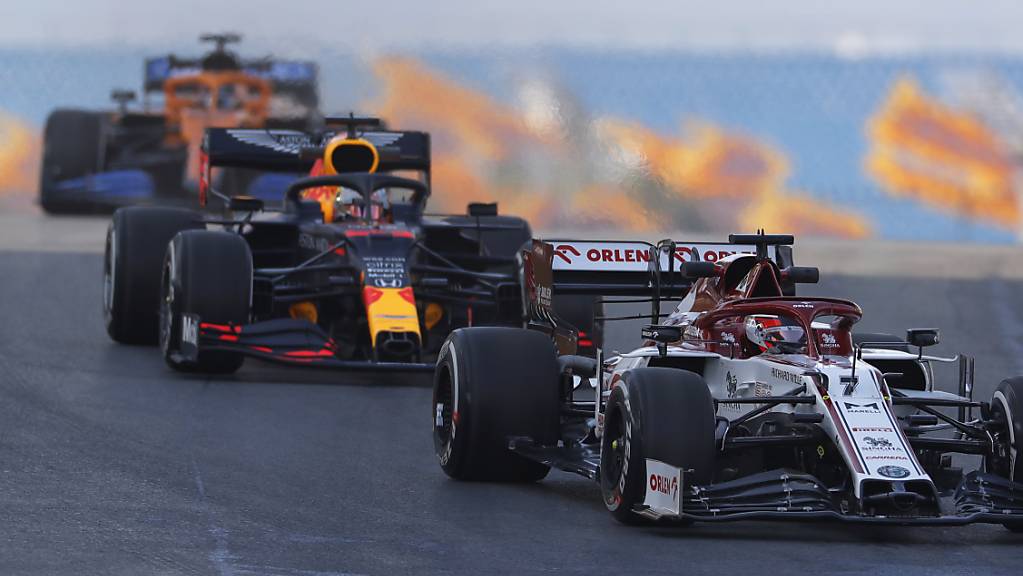 Max Verstappen im Red Bull (im Windschatten von Kimi Räikkönen) kam mit der rutschigen Strecke in Istanbul am besten zurecht.