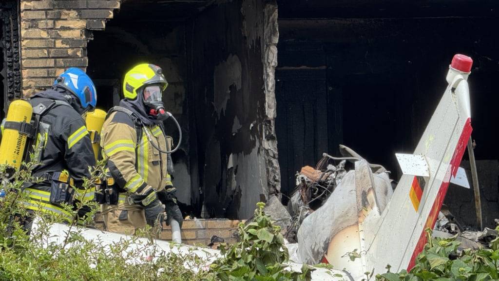 Das Kleinflugzeug stürzte auf die Terrasse eines Wohnhauses.