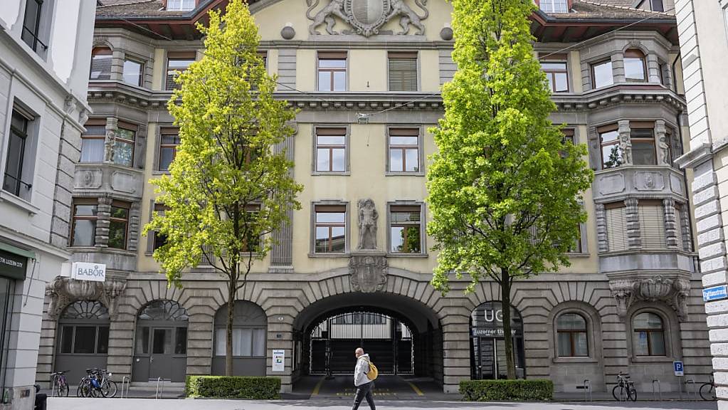 Das Luzerner Stadthaus. Mit einer Gesetzesänderung will der Kanton verhindern, dass die Stadt übermässig viel Geld in den Finanzausgleich zahlen muss. (Archivaufnahme)