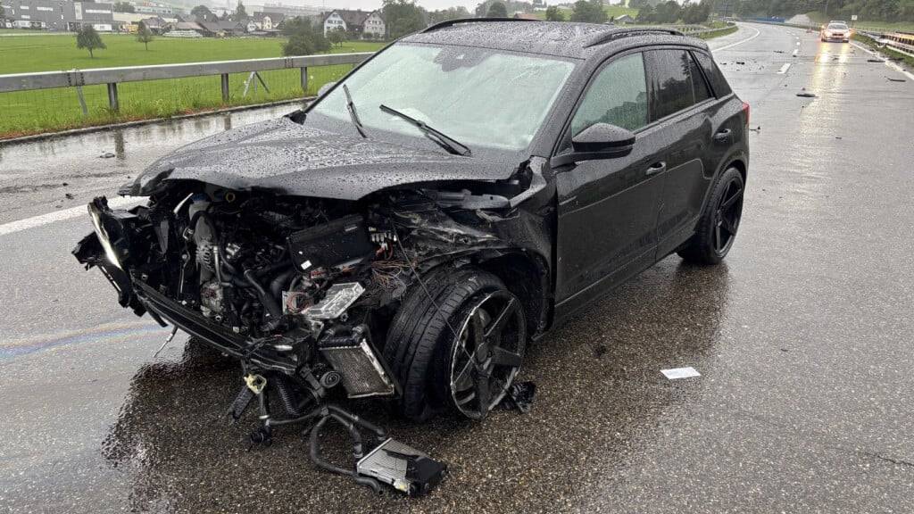 Im starken Regen auf der A1 bei Gossau ins Schleudern geraten.