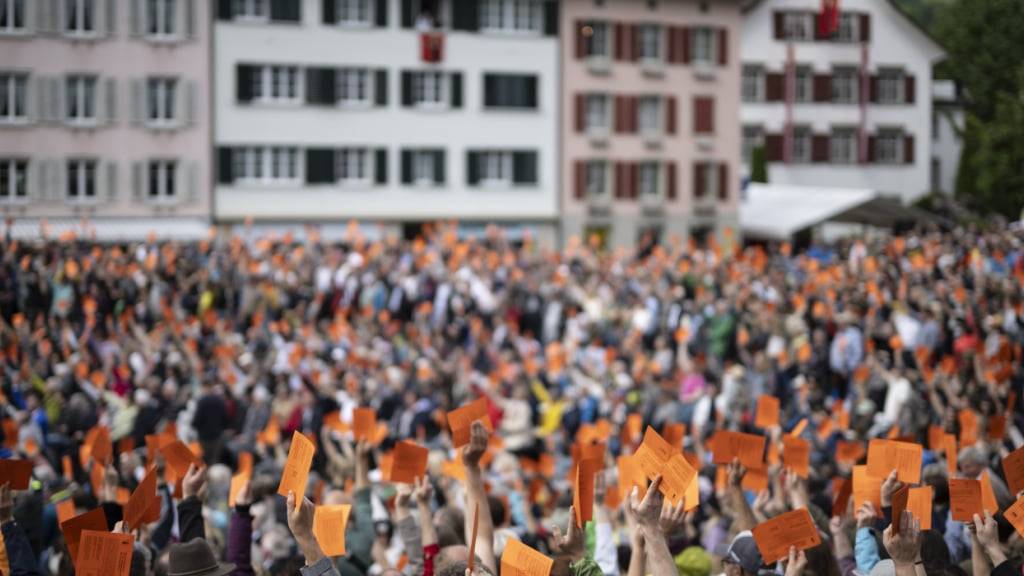 Zahlreiche Glarnerinnen und Glarner reisten an die Landsgemeinde 2025 in Glarus, um «zu raten, zu mehren und zu mindern». Die Versammlung, die immer am ersten Mai-Sonntag stattfindet, ist eine Mischung aus Volksabstimmung und Parlament.