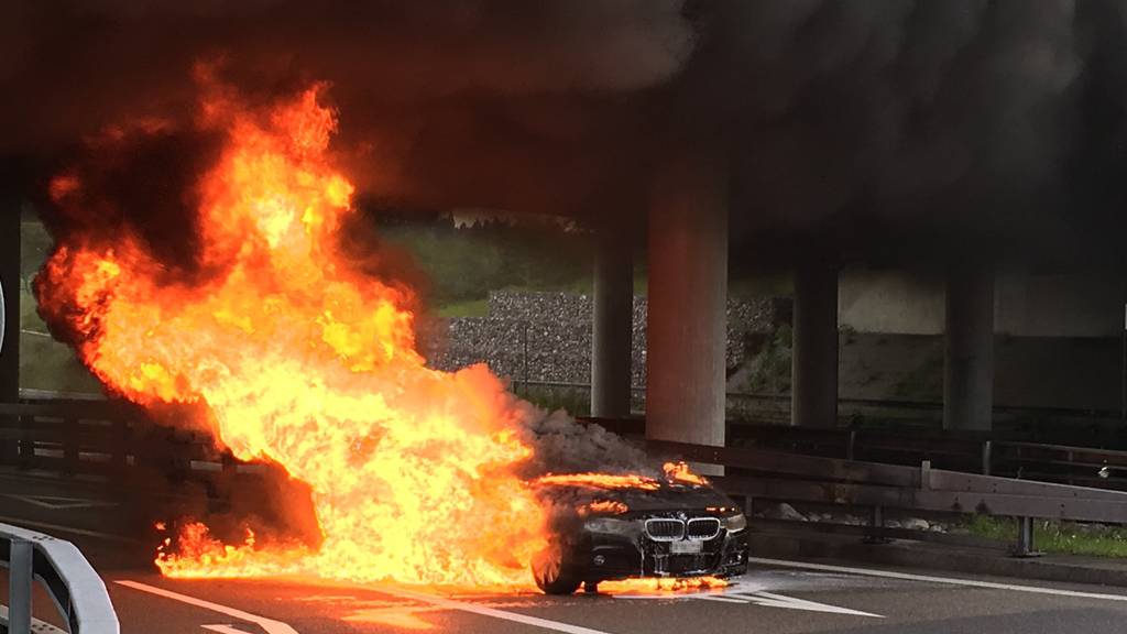 Der BMW eines 57-Jährigen ist auf der A7 komplett ausgebrannt.