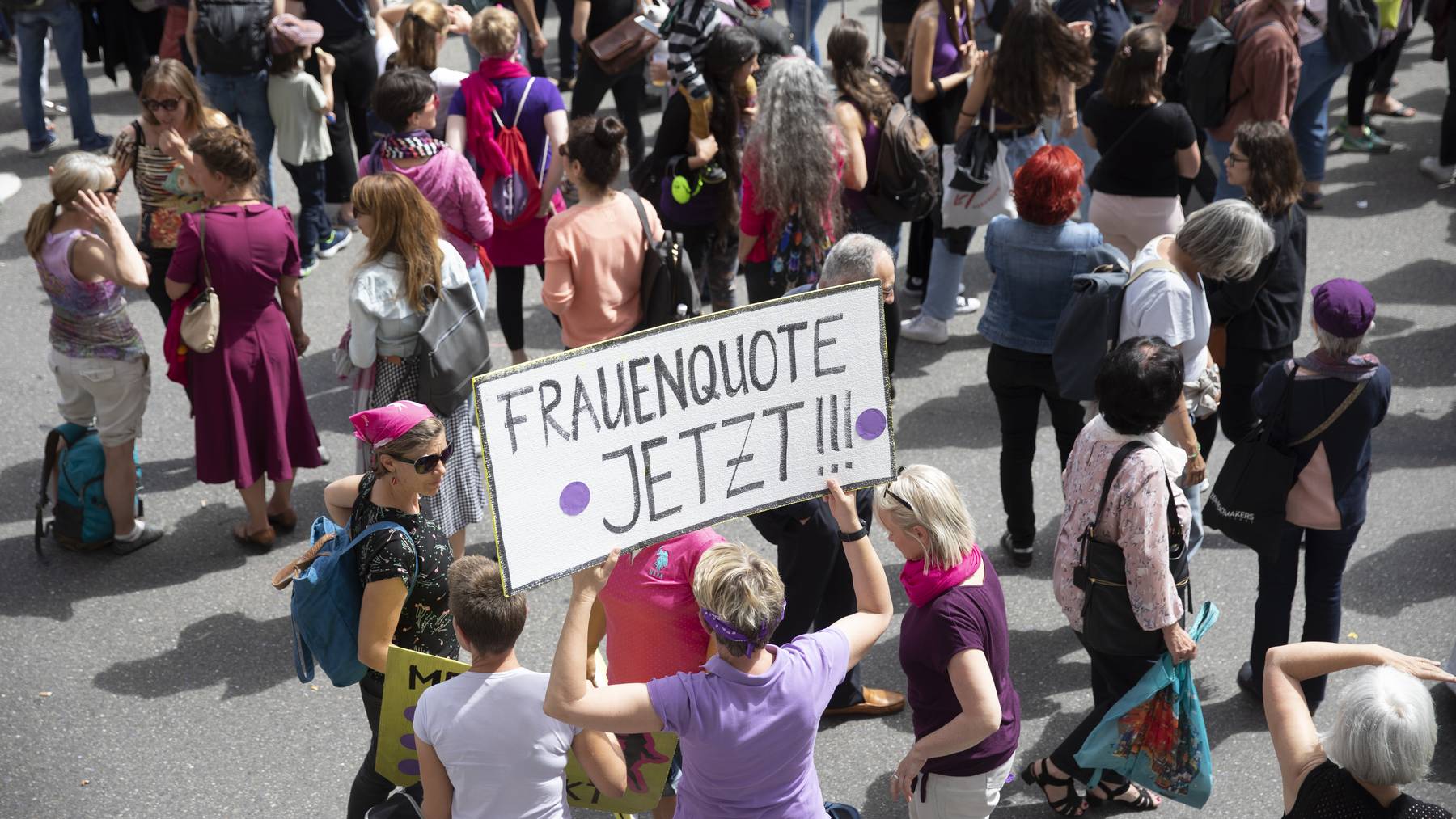 Eine Teilnehmerin haelt ein Plakat mit der Aufschrift «Frauenquote jetzt» bei einer Kundgebung zum Frauenstreik auf dem Bundesplatz, am Freitag, 14. Juni 2019 in Bern.