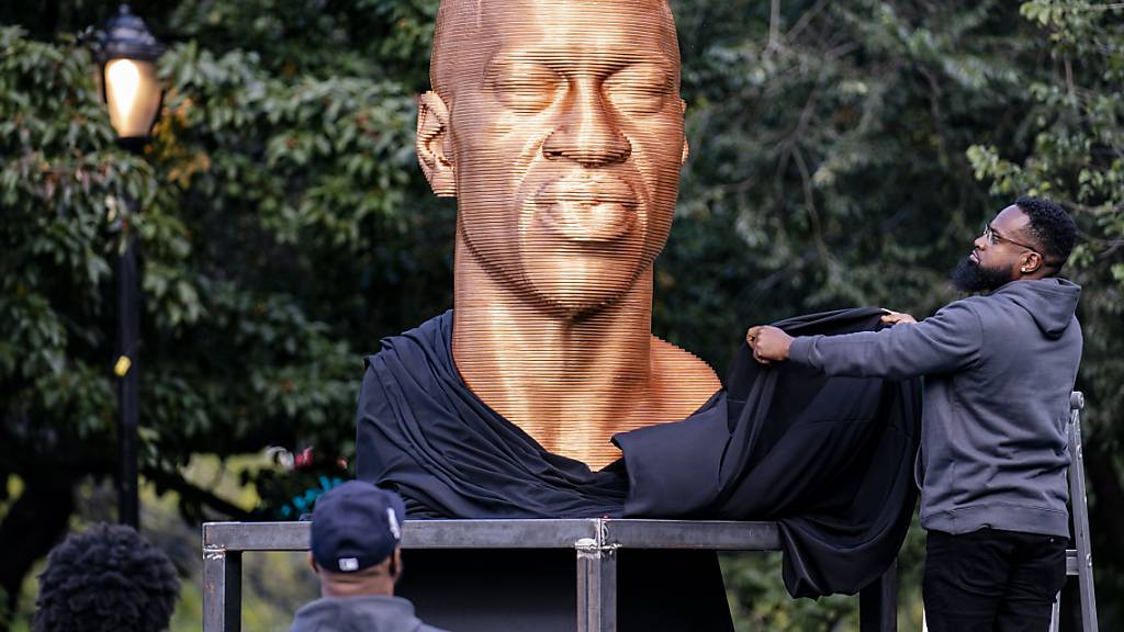 George-Floyd-Statue in New York mit Farbe beschmiert