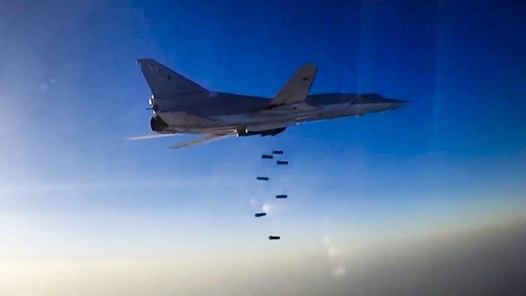 Ein russisches Kampfflugzeug wirft Bomben über Syrien ab. (Archiv)