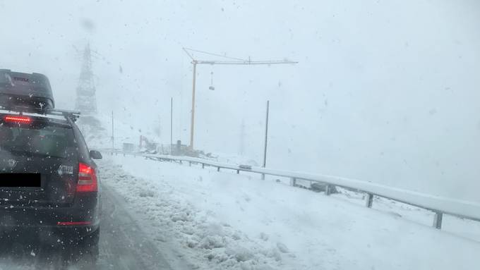 Schnee sorgt für Chaos auf dem Gotthard-Pass